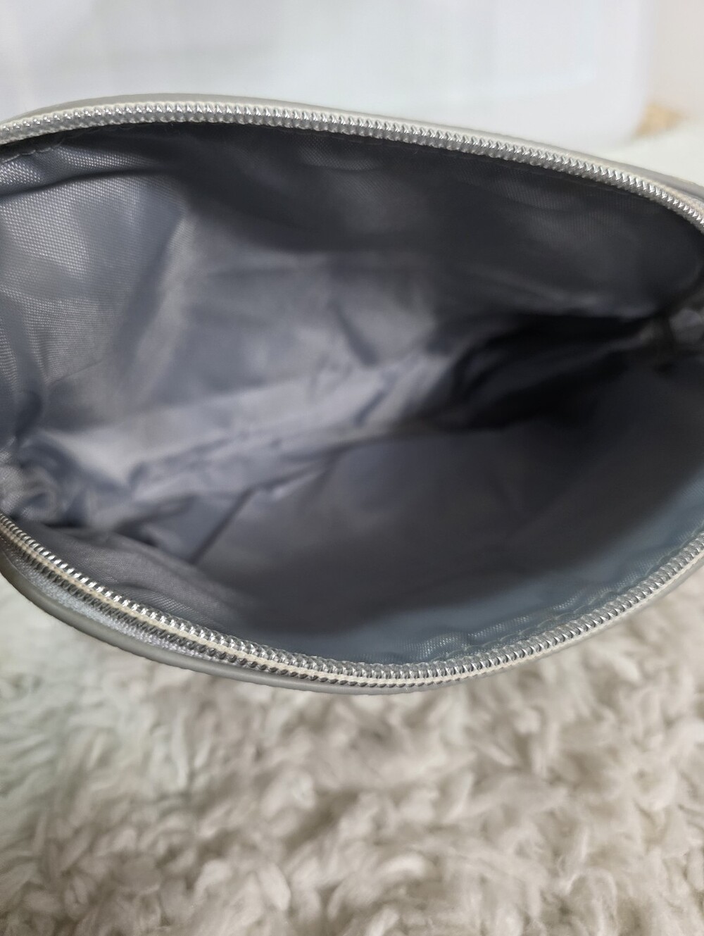 Obagi Silver Metallic Cosmetic Case Bag - Picture 11 of 16